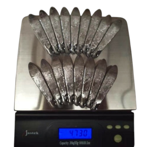 Rivernsea 17-piece pack of 10oz lead snapper fishing sinkers with smooth CNC finish and eyelets on a digital scale