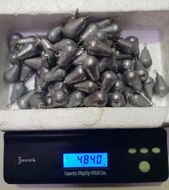 Rivernsea 1oz lead bomb fishing sinkers with swivels in a bulk 175 piece pack, shown on a digital scale.