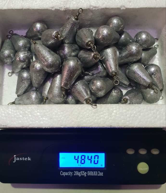 Rivernsea 34-piece pack of 5oz lead bomb fishing sinkers with swivels, shown in a box on a digital scale.
