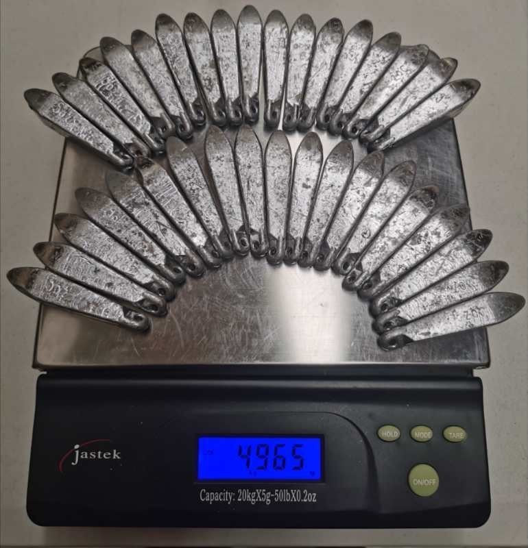 Rivernsea 34 piece pack of 5oz lead snapper fishing sinkers with eyelets, displayed on a digital scale.
